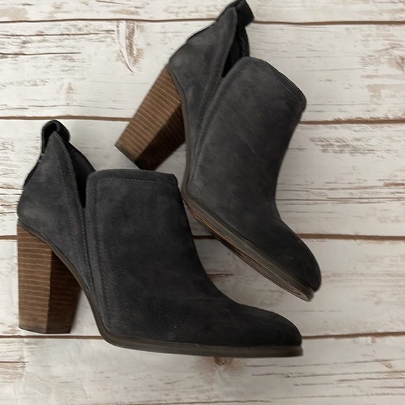 Vince Camuto Francia Suede Booties Women’s Size 9 Stacked Heel Pull On Gray - Picture 9 of 10